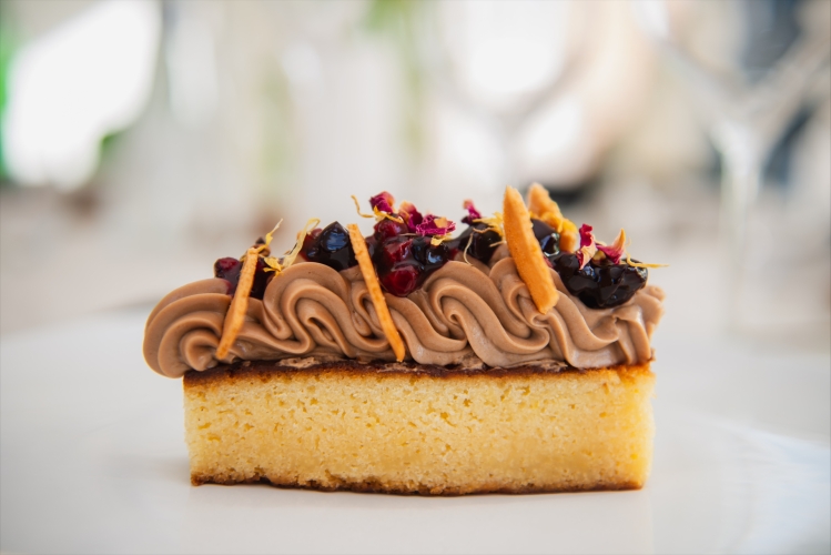 Dessert til nytår: Blondie, Callebaut mælkechokolade ganache, syltede bær, sprød tuille & tørrede blomster